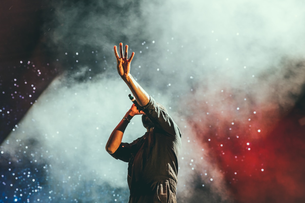 Živý koncert: publikum a pódium s kapelou